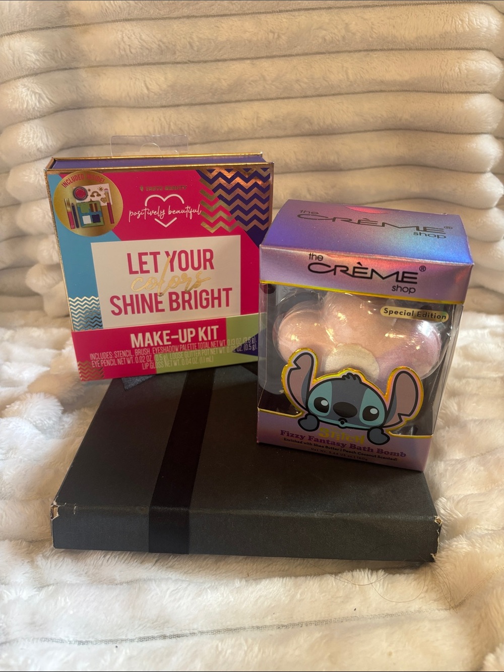 Let Your Shine Bright Make-Up & The Crème Shop Fuzzy Fantasy Bath Bomb Stitch